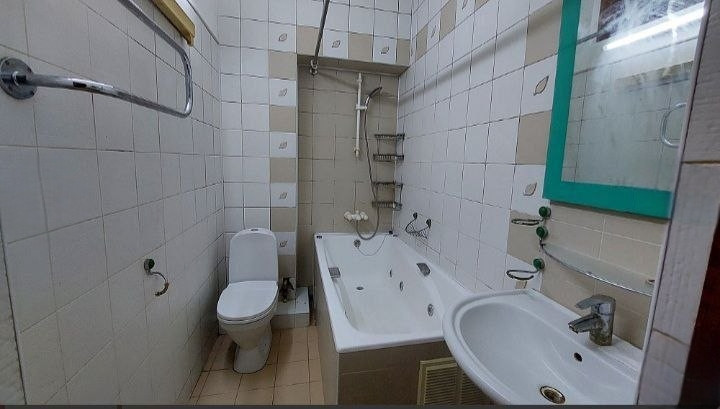 Продается 4 - х комнатная квартира, ул. Артема, арт. 5808