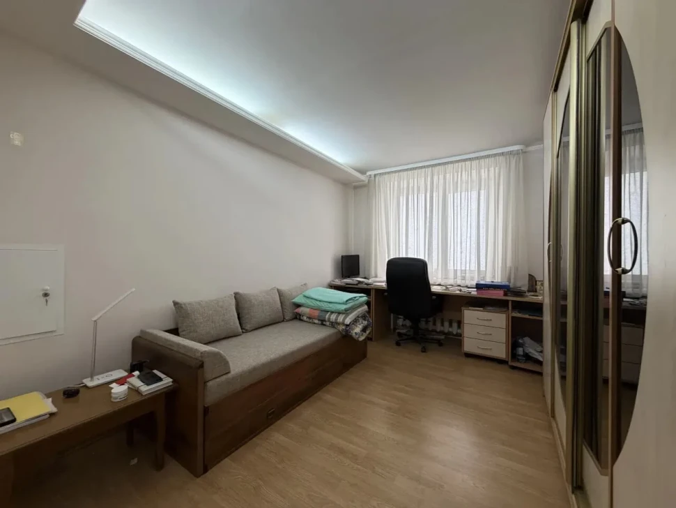 Продается 4 - х комнатная квартира, пл. Конституции, 1. арт. 6274