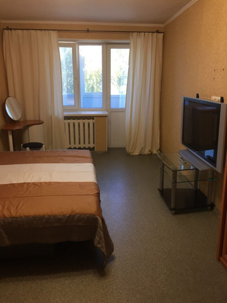 Сдается 1 комнатная  квартира, пл. Конституции, арт. 502